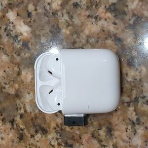 🎧 Apple AirPods (2nd Generation)